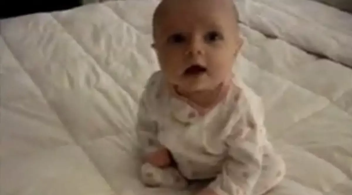 CEL MAI DULCE BEBE învaţă să stea în fund! Crezi că reuşeşte? | VIDEO AMUZANT