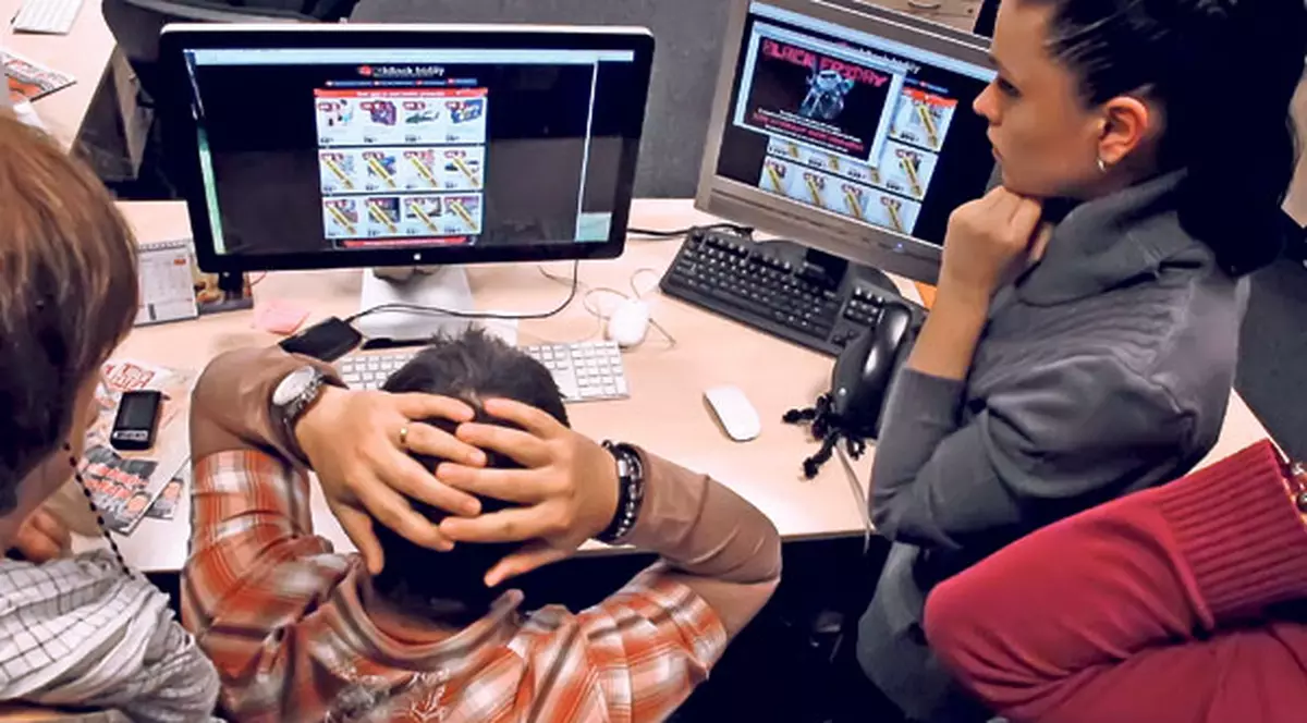 «Vinerea Neagră» a reducerilor i-a înnebunit pe români | 200.000 de cumpărători/secundă!