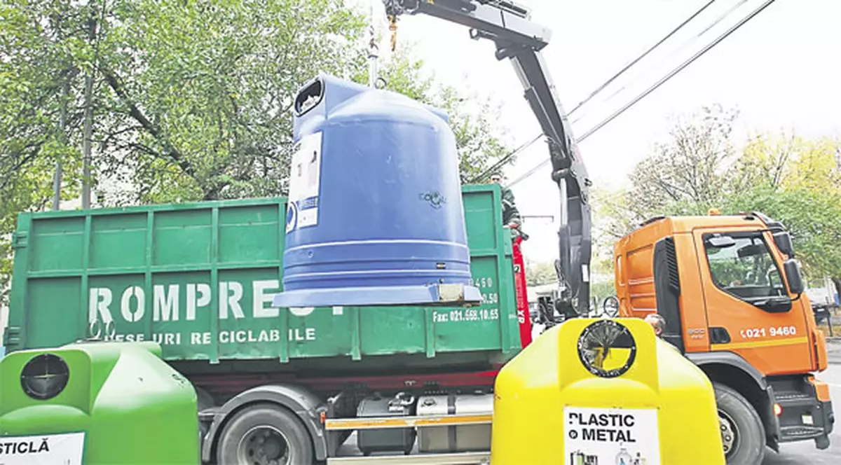 A dormit în pubelă | Un om al străzii s-a ascuns de frig într-un container de gunoi | FOTO