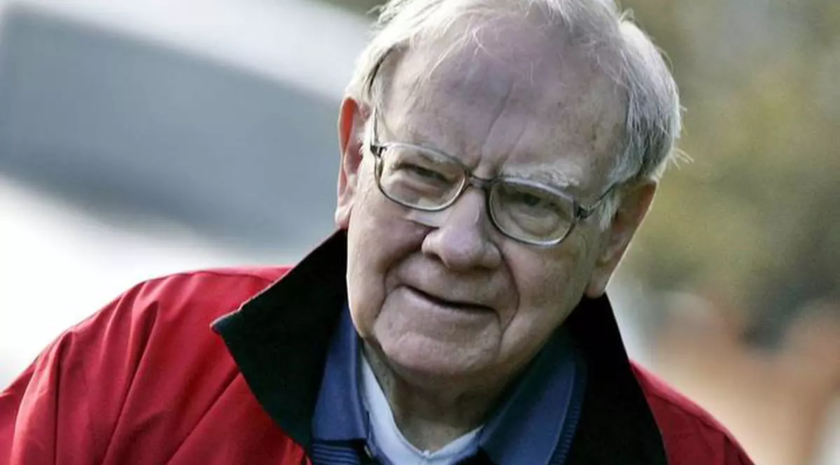 Warren Buffett, unul dintre cei mai bogaţi oameni din lume, te învaţă cum să economiseşti bani