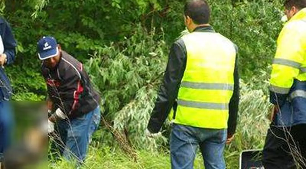 CUTREMURĂTOR! Bebeluş mort găsit pe câmp, fără mâini şi un picior