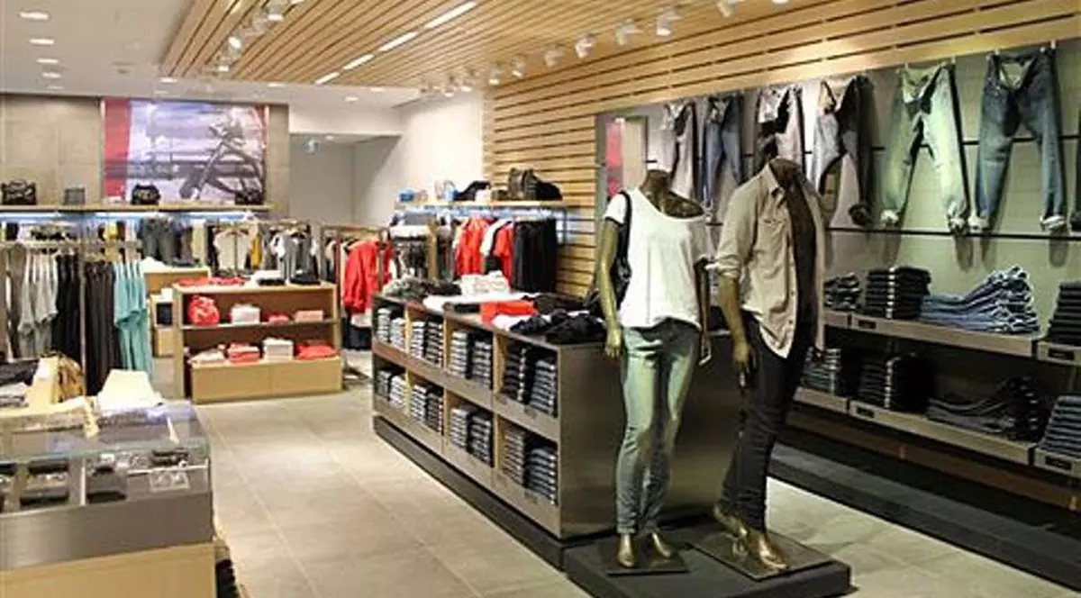 ATENŢIE! SUBSTANŢE TOXICE în haine ale unor MĂRCI DE RENUME precum Zara, Calvin Klein sau Levi's!