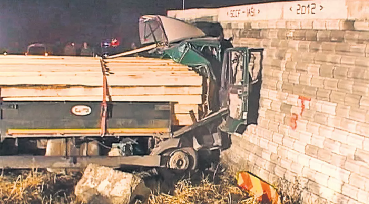 Zdrobiţi în cabina camionului