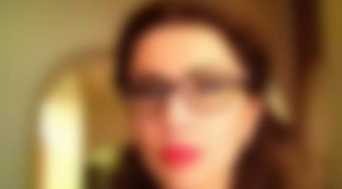 Carmen Brumă şi-a "tras" ochelari de vedere. Îţi place cum îi stă?