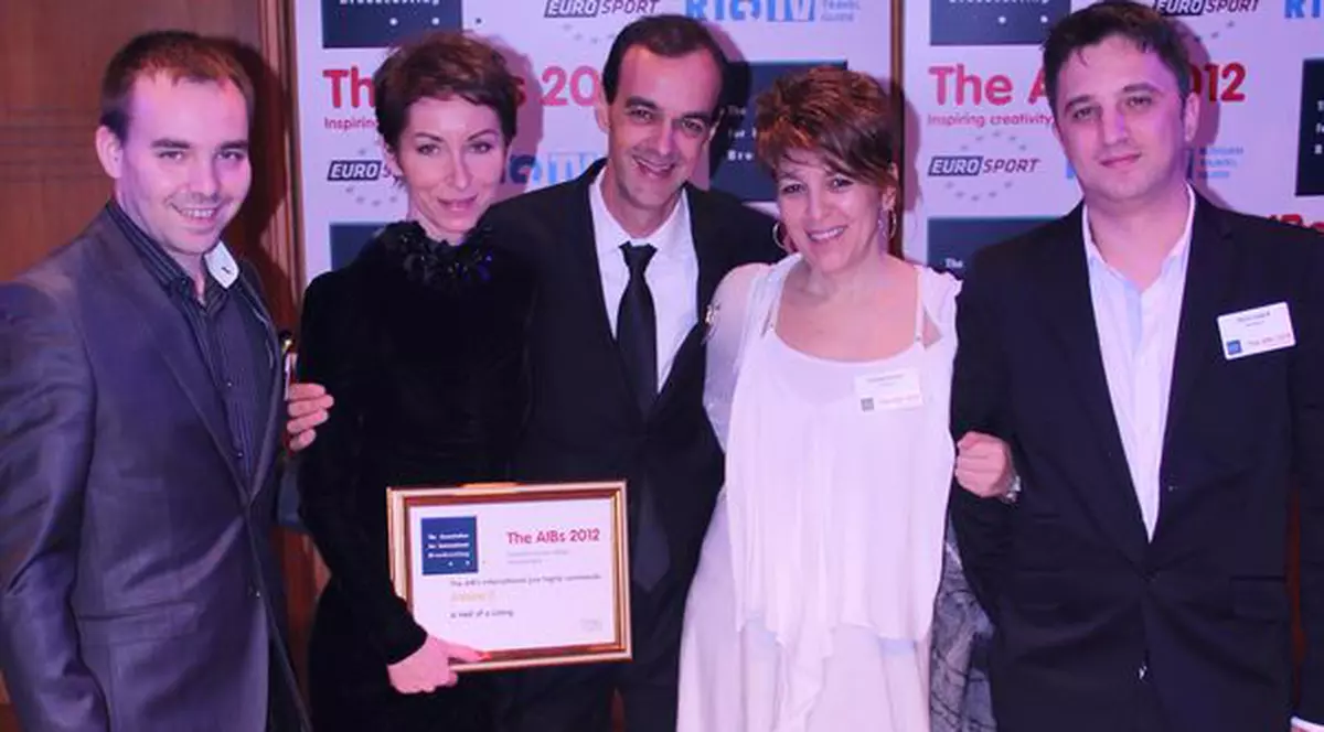 Carmen Moise, la dineul Regelui Mihai de la Londra, într-o rochie Mirela Stelea elegantă și sobră