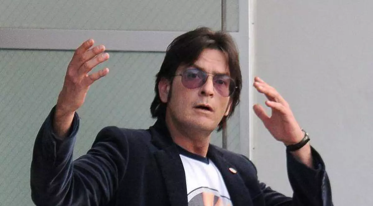 Charlie Sheen ȘOCHEAZĂ: ””Doi bărbați și jumătate” e un serial blestemat”