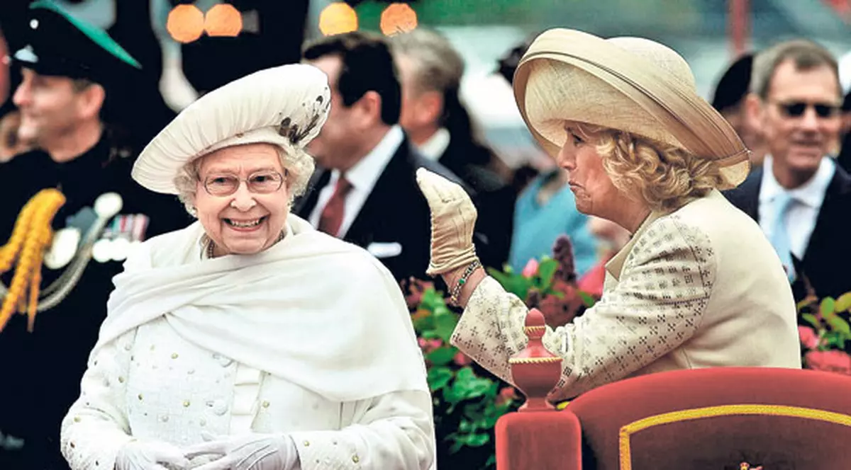 Elisabeta a II-a e pe moarte, iar ducesa Camilla abia aşteaptă să se elibereze «scaunul»: «Vrea să-i fure tronul reginei bolnave»