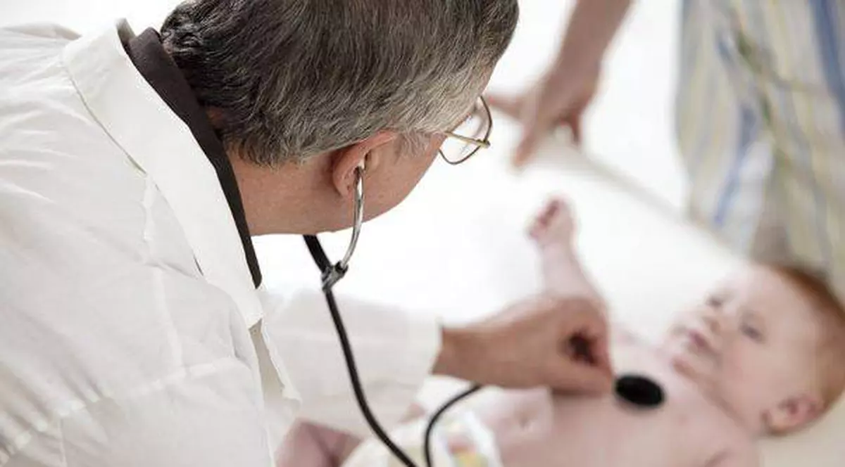 Pneumonia, principala cauză a mortalităţii infantile în România 