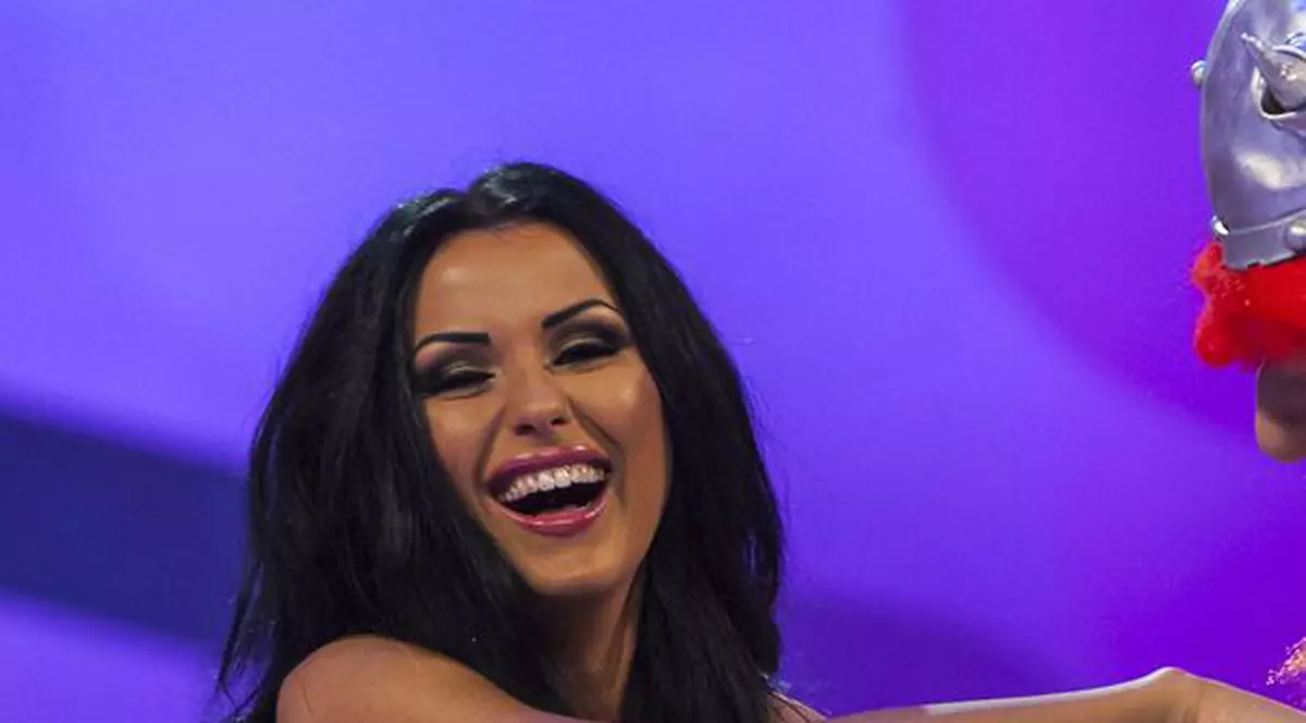 Daniela Crudu a dat un răspuns halucinant la întrebarea: "Ce îşi ia o femeie cu ea când merge să doarmă la un bărbat?"