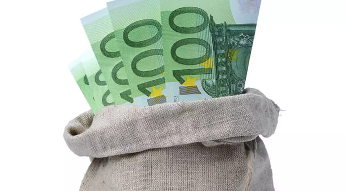 Românii SE SACRIFICĂ pentru a plăti datoriile! Vezi la ce renunţă majoritatea şi spune-ne dacă şi tu faci la fel