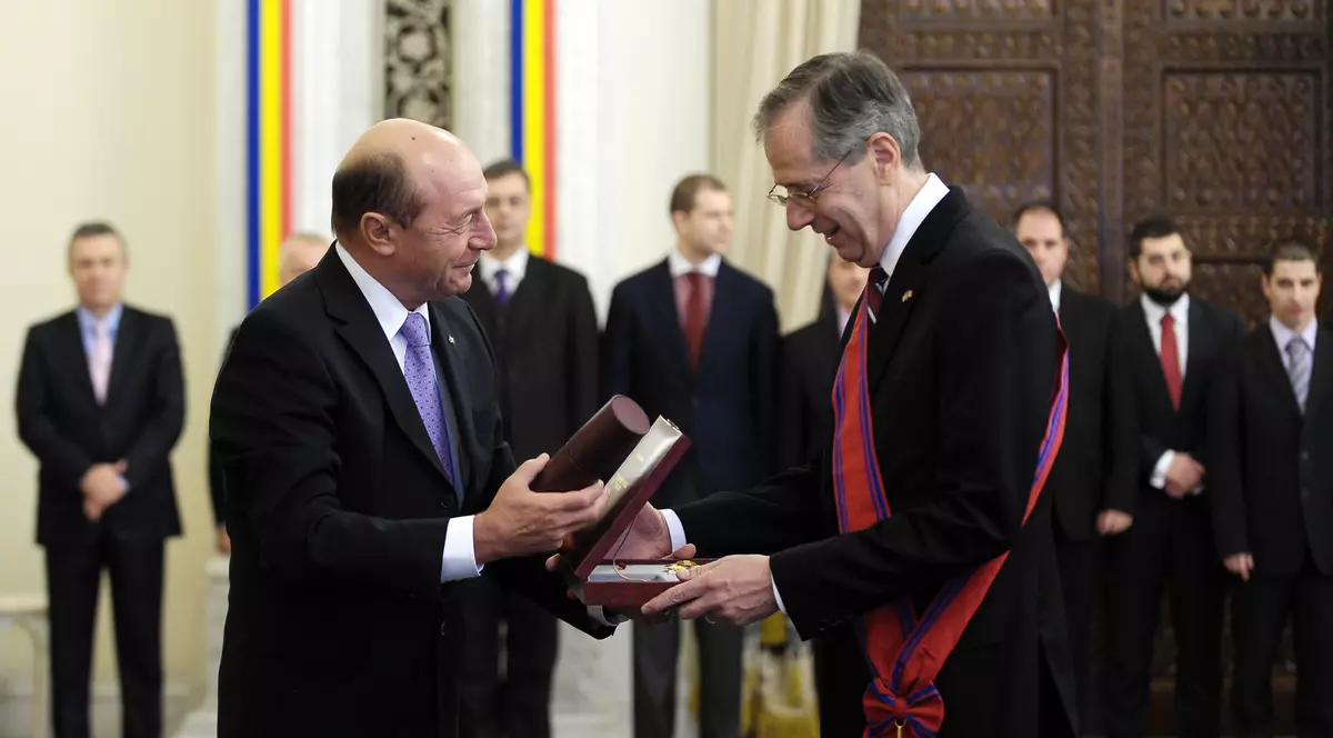 Declaraţie şoc a trimisului lui Obama la Bucureşti. ”Tatăl meu era în întregime român”