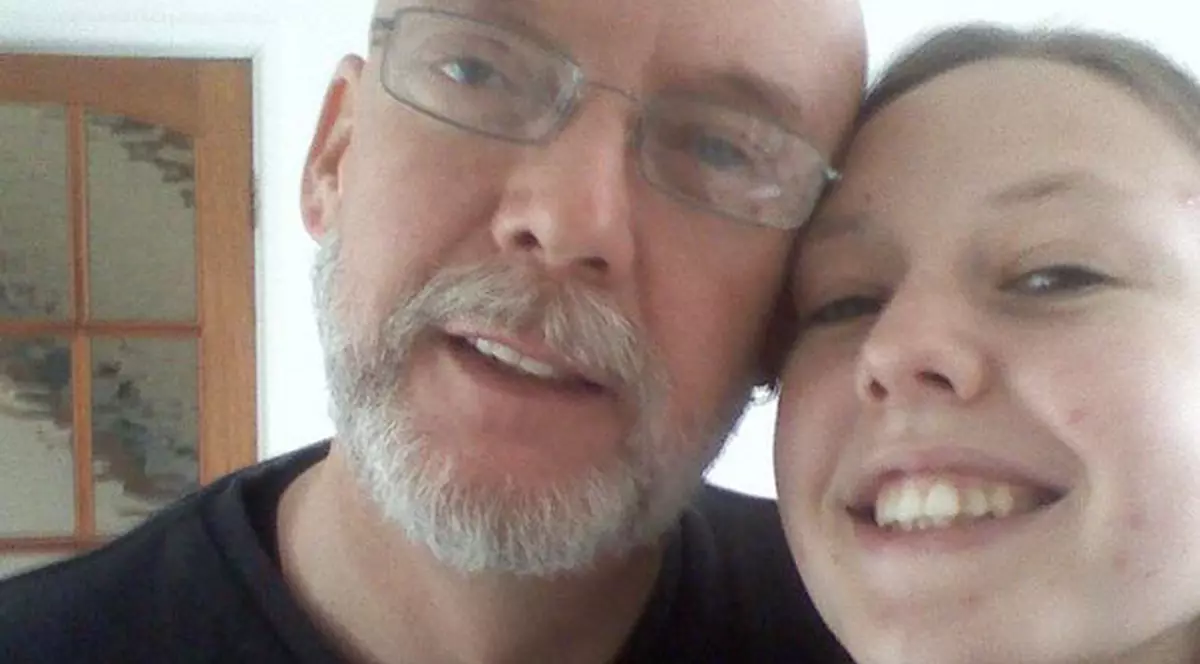 Un britanic de 72 de ani s-a combinat cu o tânără de 27 de ani