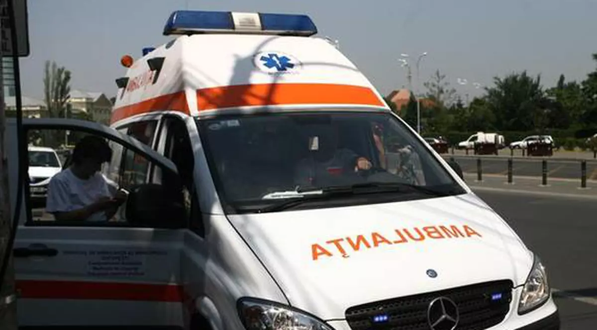 Elev transportat la spital, după ce a fost surprins beat în timpul orelor