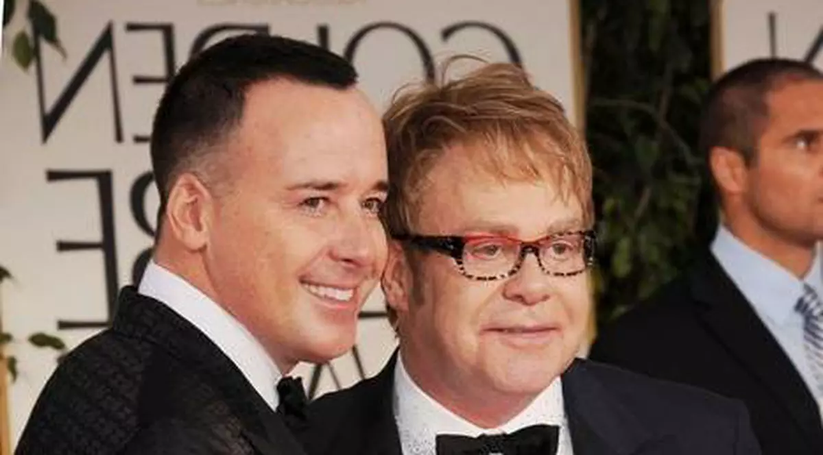 Elton John şi iubitul său, David Furnish, VOR AVEA AL DOILEA COPIL de la o mamă surogat!