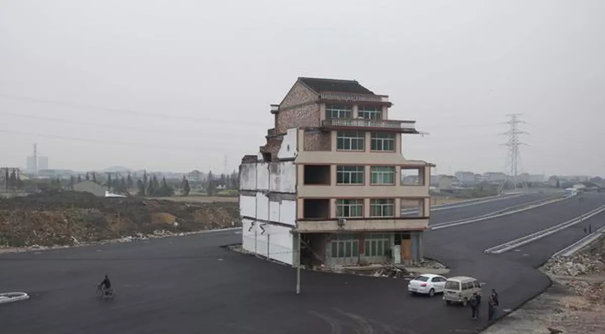 INCREDIBIL! Au refuzat să se mute din casă şi autorităţile au construit autostrada în jurul imobilului | FOTO