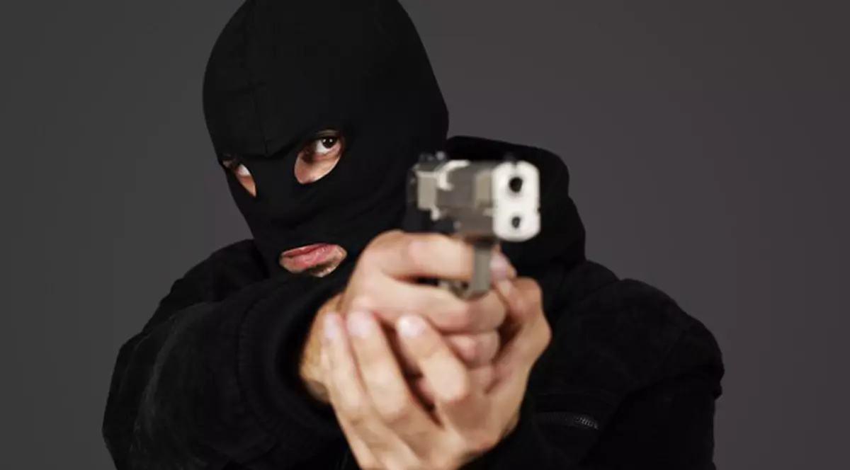 Fals agent de poliţie, prins în timpul unui jaf armat