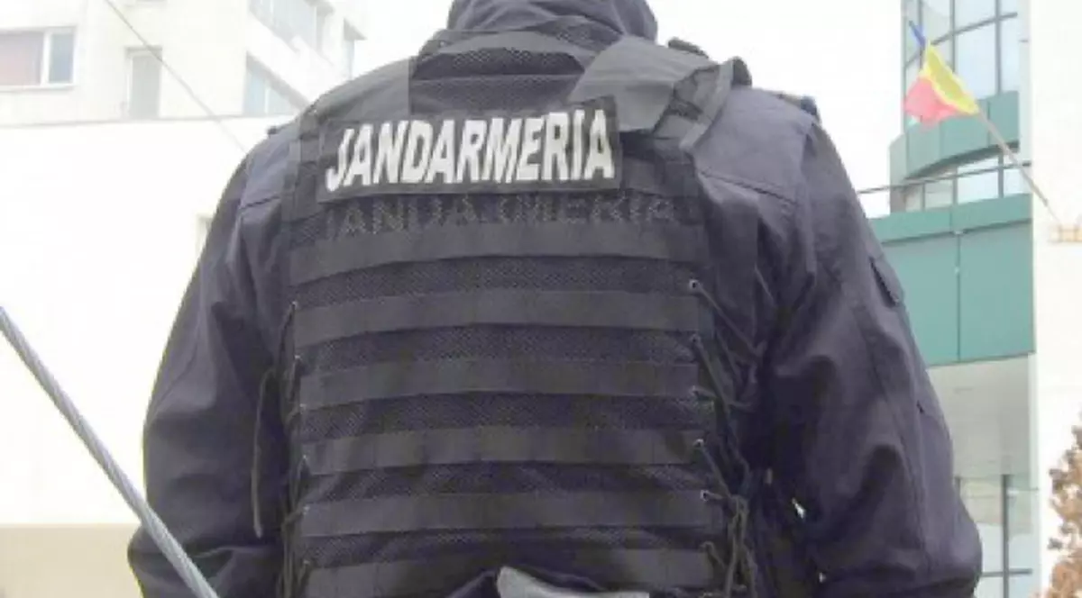 Miting al agricultorilor cu scandal: protestatarii aruncă cu gardurile în jandarmi!