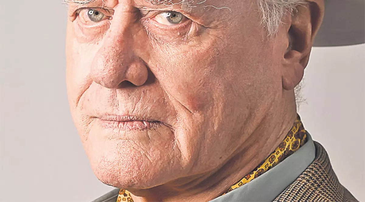 J.R., luat la mişto din cauza sprâncenelor