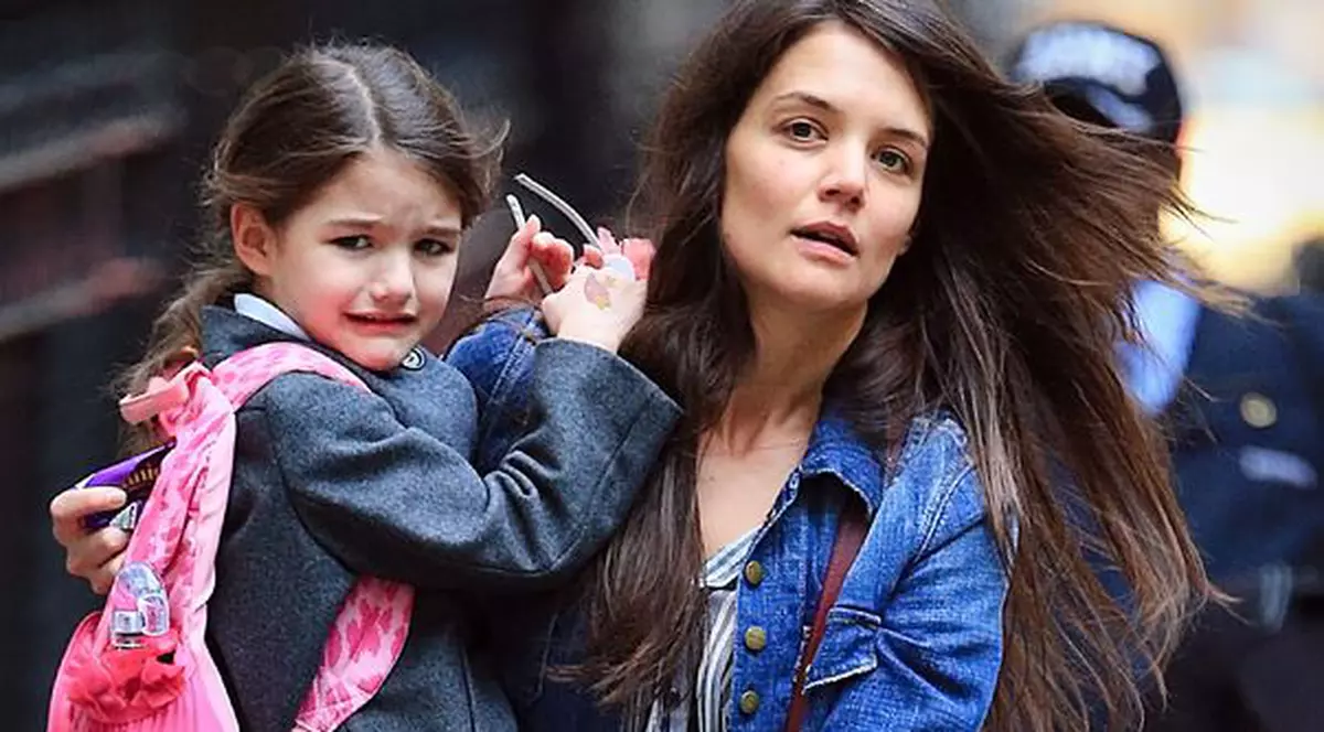 Katie Holmes va adopta un copil, pentru că așa vrea fiica ei
