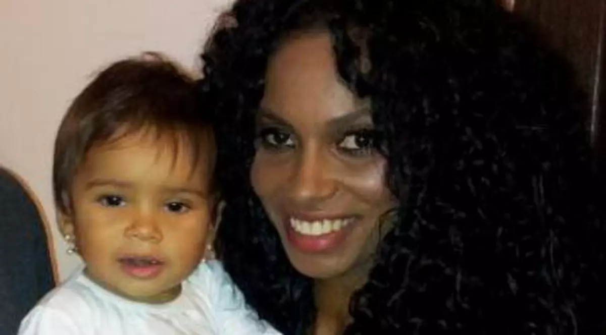 Fiica manechinului Laurette împlineşte un an, dar NU ESTE BOTEZATĂ! Vezi cine s-a oferit să-i NĂŞEASCĂ fetiţa!