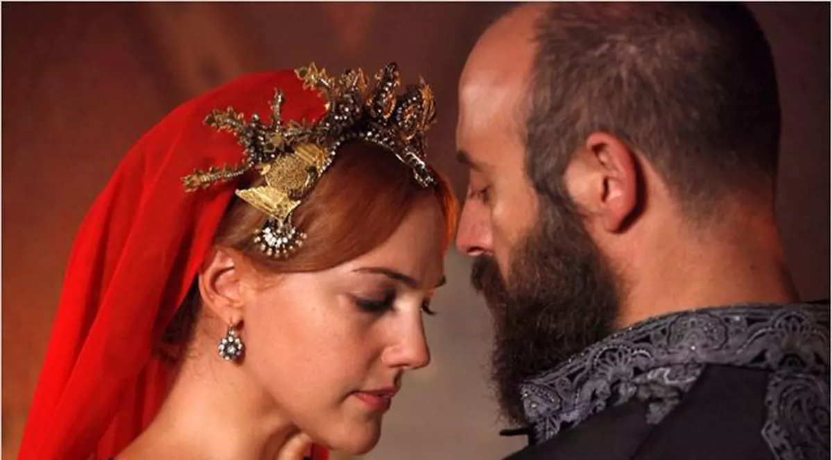 Hurrem şi Suleyman, trăiesc o poveste de dragoste şi ÎN REALITATE? Vezi la ce METODĂ a recurs soţia actorului pentru a-l păstra!