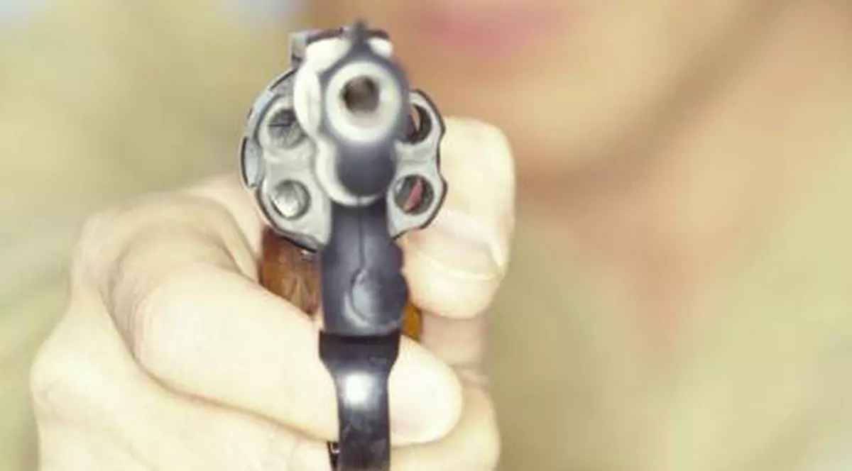 Un bărbat şi-a împuşcat mortal trei colegi! Motivul te va lăsa fără cuvinte