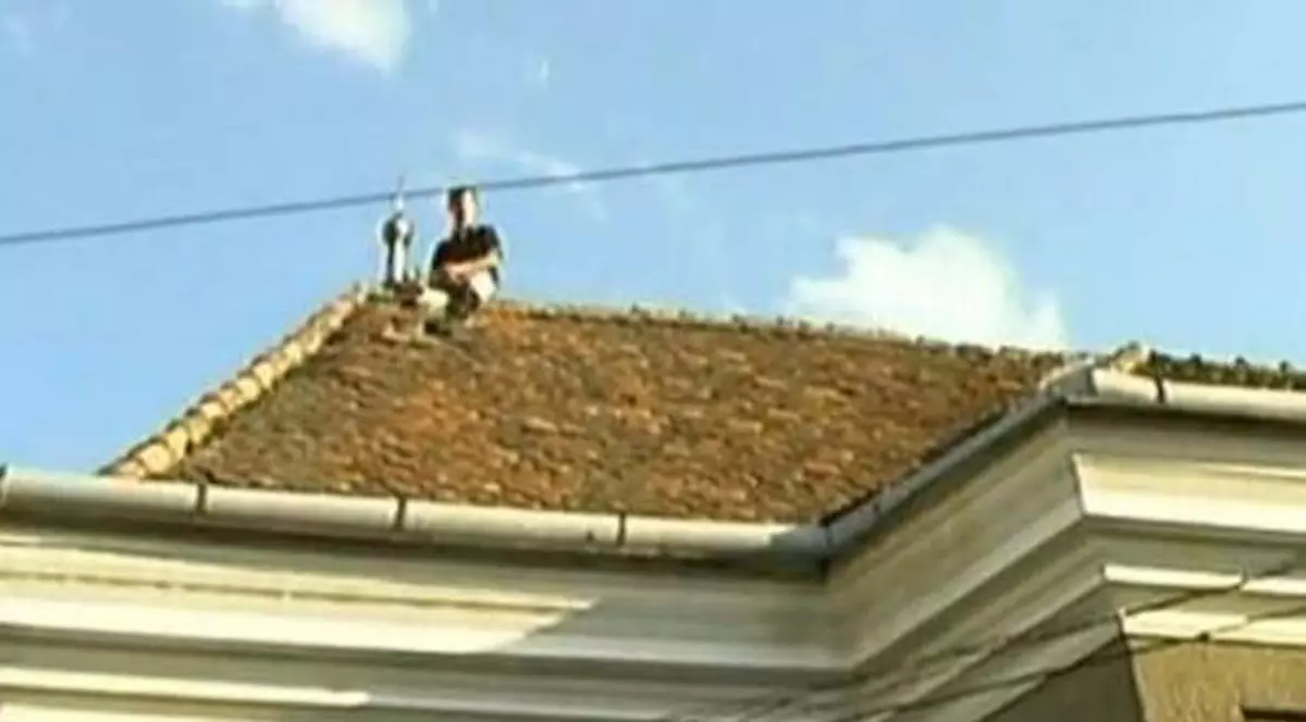 Jefuiau magazine după ce coborau prin acoperiş