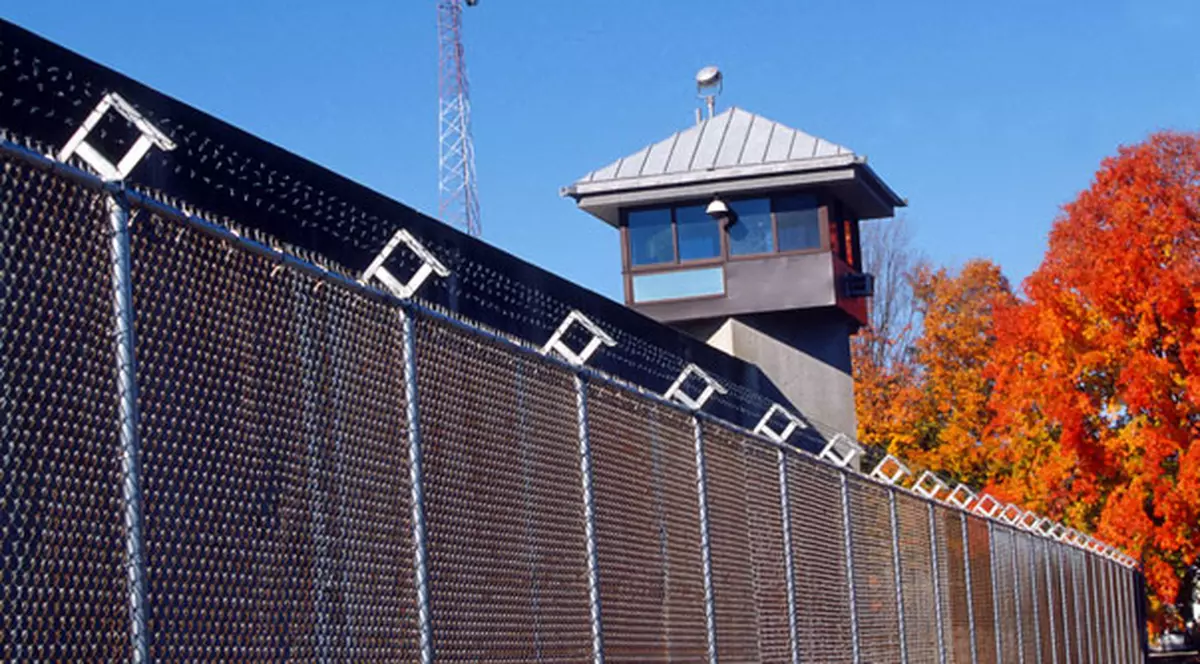 Fostele unități militare ar putea fi transformate în pușcării