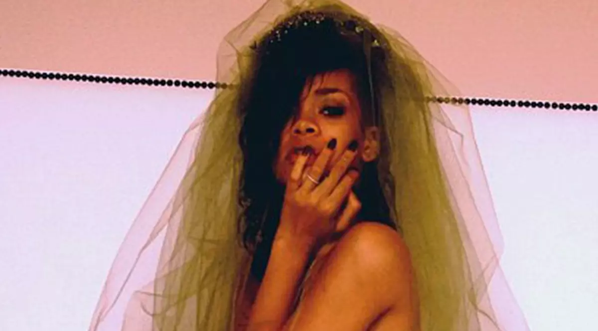 Rihanna, goală în pat în... "dimineaţa de după..."