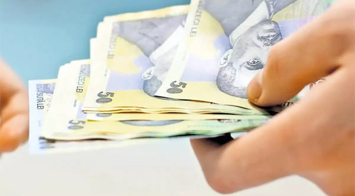 Au crescut salariile în iunie. Românii își mai pot lua 15 pâini cu majorarea