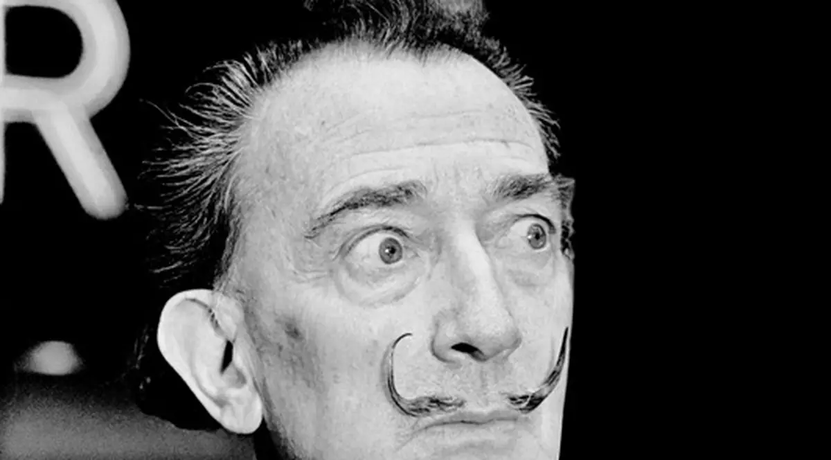 CE ŢEAPĂ! Dali i-a vândut lui Yoko Ono, cu 10.000 dolari, un fir de mustaţă FALS