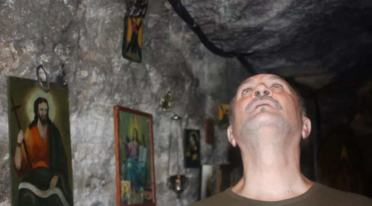 CEA MAI EMOŢIONANTĂ FOTOGRAFIE a lui Şerban Ionescu! PRIVEŞTE CĂTRE CER, înconjurat de icoane