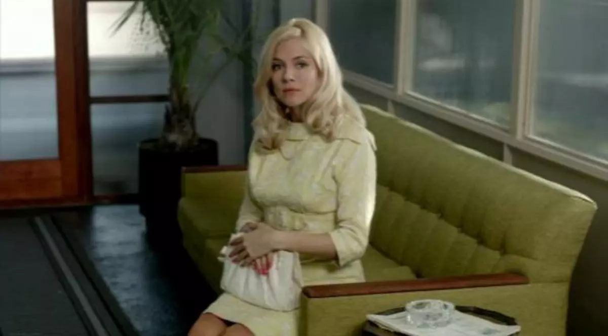 Este TIMIDĂ şi DISCRETĂ, însă a făcut un GEST FRAPANT! Vezi ce vedetă, ÎNSĂRCINATĂ ÎN 9 LUNI, a pozat COMPLET GOALĂ pentru un pictor! FOTO în articol