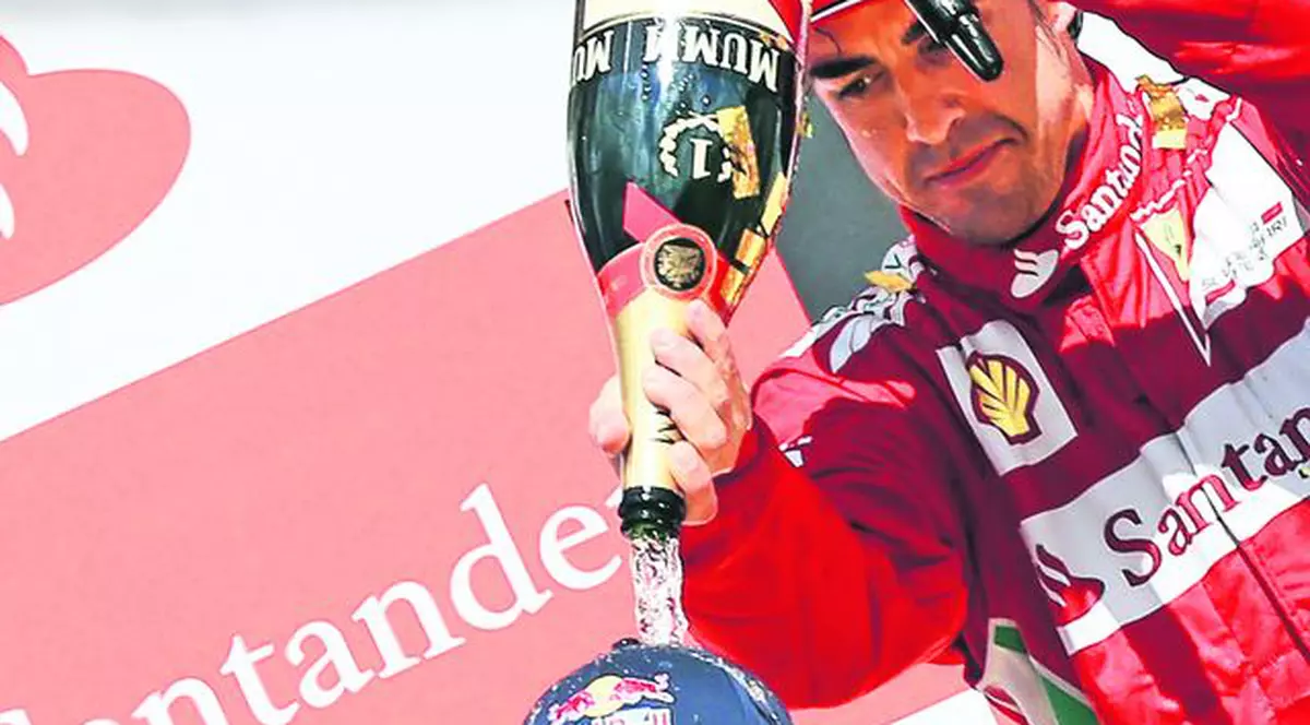 Vettel este pe cai mari. Germanul poate deveni astăzi, la Sao Paulo, cel mai tânăr pilot care câştigă trei titluri consecutive în Formula 1