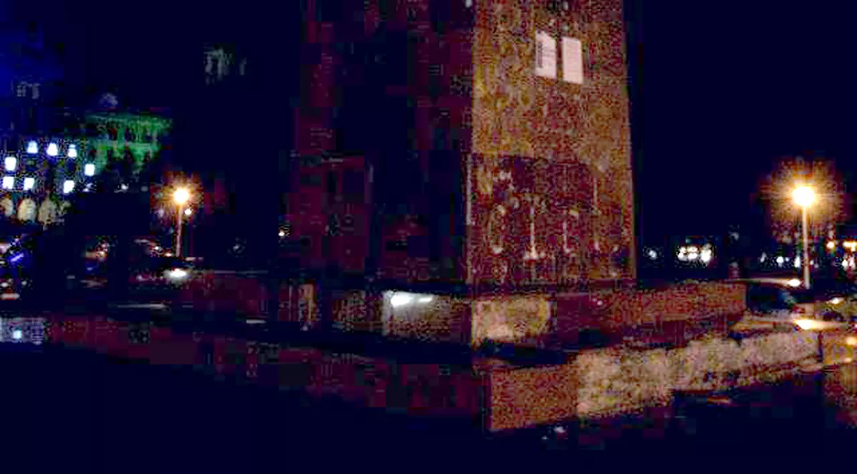 Un rinocer a fost montat pe soclul lui Lenin din faţa Casei Presei Libere din Bucureşti