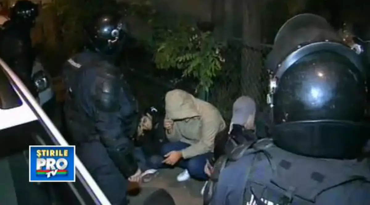 Incidente între suporteri înainte de meciul Steaua - Dinamo. Jandarmii au intervenit în forță