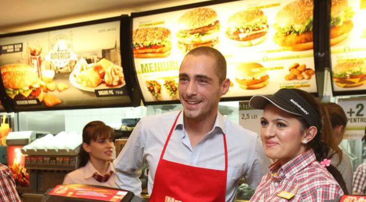 Asta-i tare! Vladimir Drăghia, vânzător la un fast-food