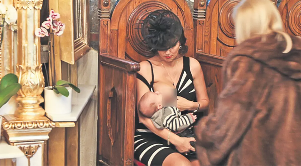 Nevasta lui Mădălin Voicu şi-a alăptat fiul în biserică