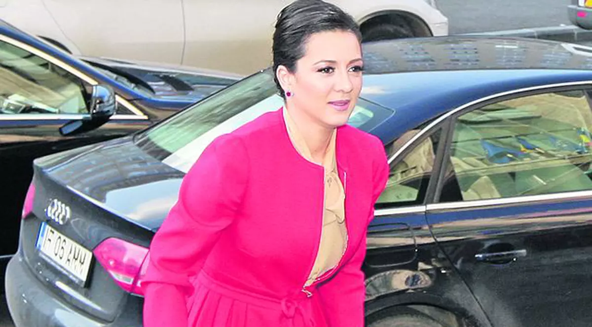 Iubita lui Marian Vanghelie e în pană de bani sau de imaginaţie vestimentară. Oana, ai sărăcit? Nu mai ai cu ce să te îmbraci?
