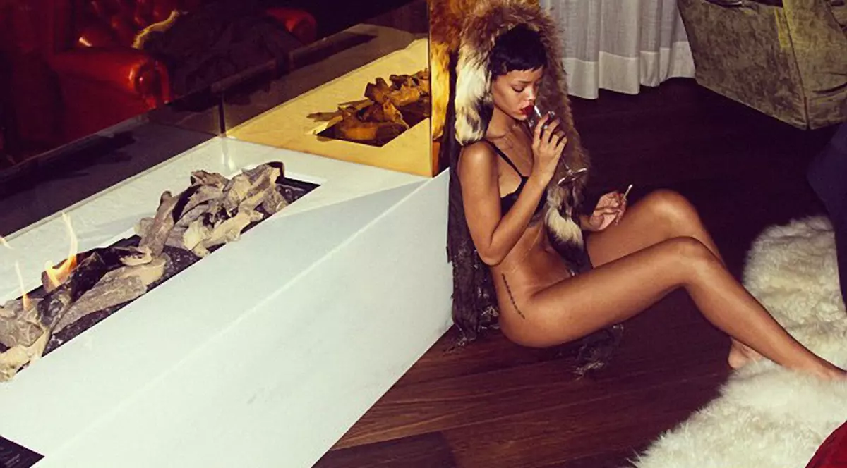 Rihanna, ÎN SUTIEN, dar FĂRĂ CHILOŢI în faţa şemineului! Iată imaginile care au făcut RAVAGII pe internet! FOTO