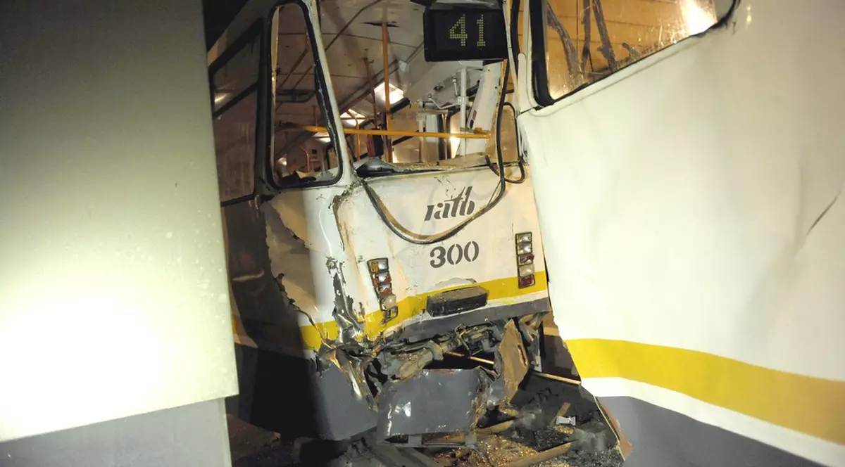 Accident pe linia tramvaiului 41. O mașină a intrat într-un vagon