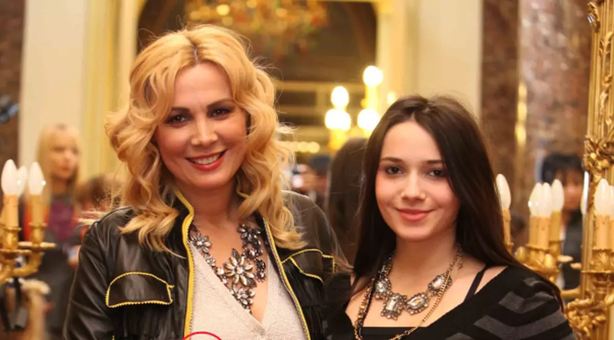 Dana Săvuică fără sutien, în public, împreună cu fiica ei