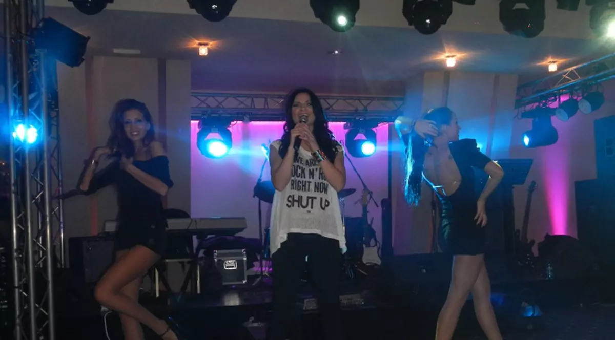 Ellie White a revenit pe scenă, la o lună după naştere! Iată cum arată vedeta! FOTO