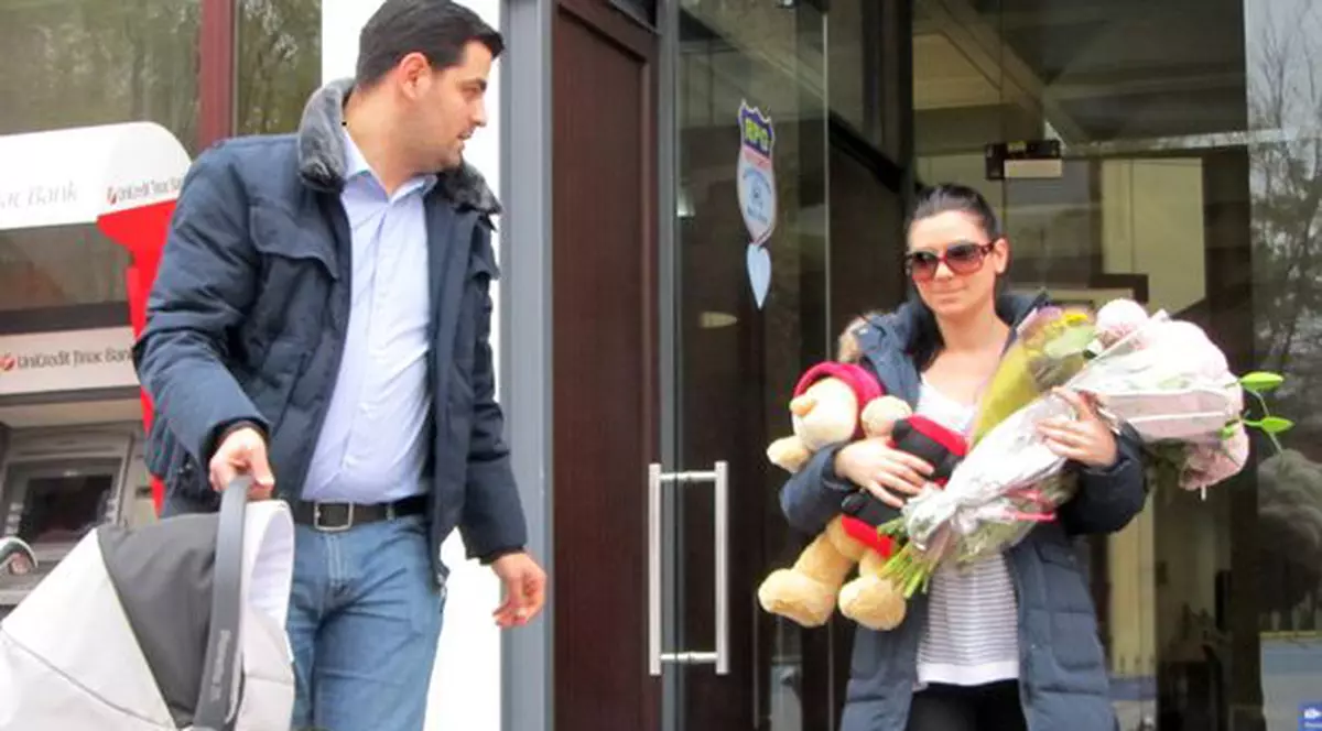 Uite ce mămică frumoasă e Ellie White! Vedeta și-a dus bebelușul acasă! FOTO