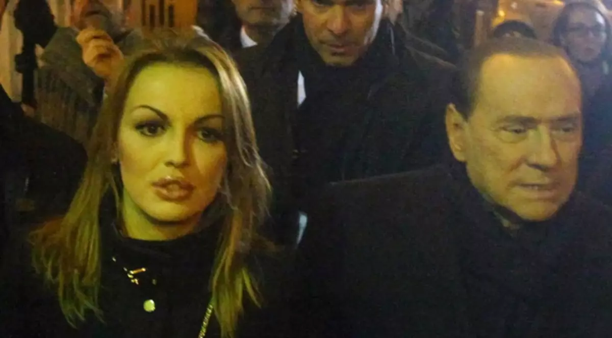Silvio Berlusconi şi-a tras iubită de 27 de ani