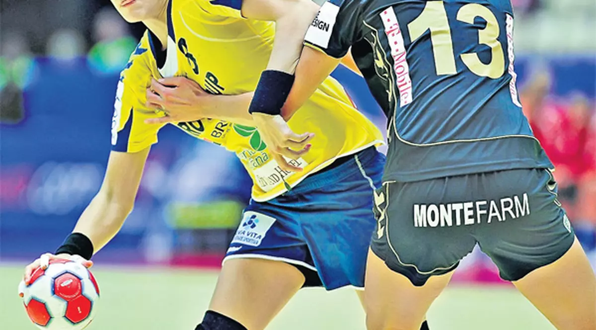 Autocarul în care se afla naţionala feminină de handbal a fost lovit de un microbuz