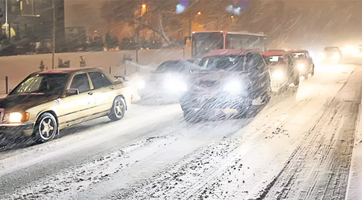 Iarna nu-i ca vara! Amenzi de 30.500 lei pentru trotuare necurăţate de zăpadă şi lucrări nesemnalizate în Capitală