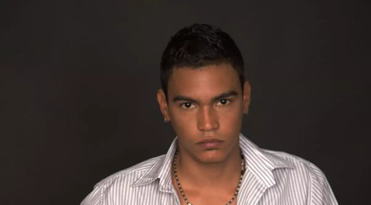 Cum petrece un cubanez de Crăciun? Conform tradiţiei sale, Alejandro nu face cadouri şi nu împodobeşte bradul de sărbători! 