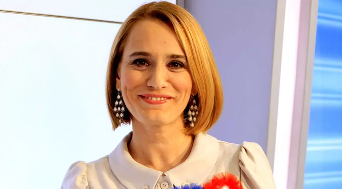 Așa ceva sigur nu ai mai văzut! Uite cu ce BRAD INEDIT îl așteaptă Andreea Esca pe Moș Crăciun!