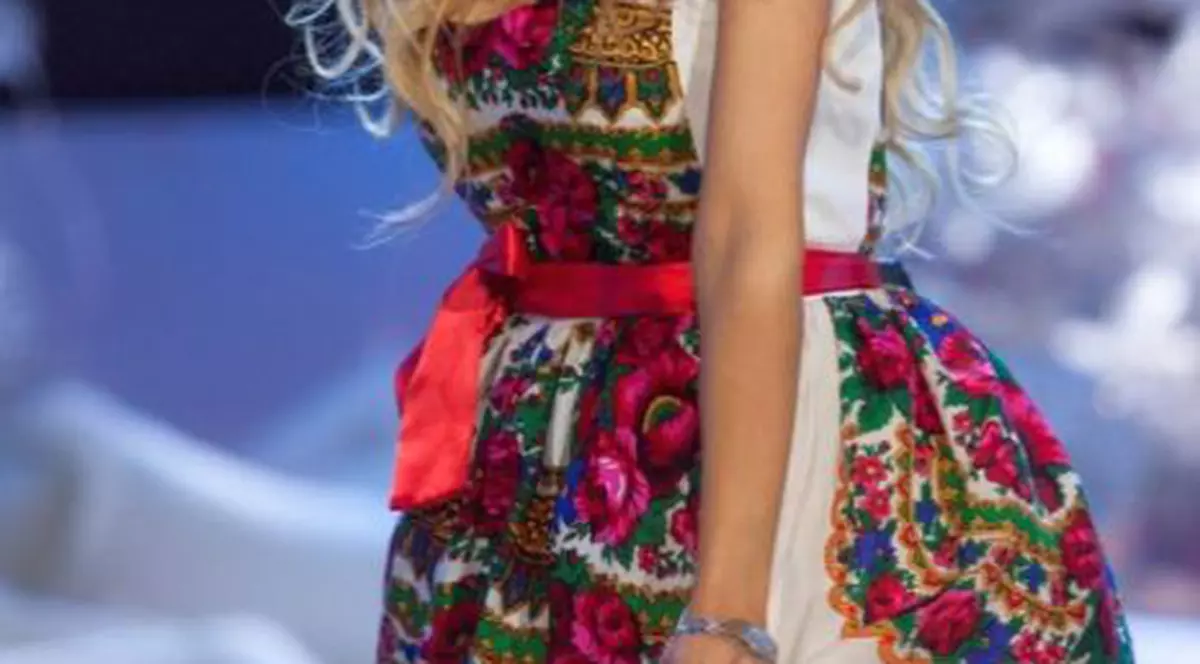 Iulia Albu DĂ DE PĂMÂNT cu Andreea Bălan! O CRITICĂ pentru COSTUMUL POPULAR!